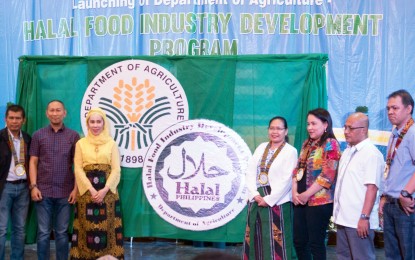 <p>HALAL BOOST. DA Usec. Ranibai Dilangalen (3rd from left) and Maguindanao Gov. Esmael Mangudadatu (second from left) pose with other DA officials during the launching of DA Halal Food Industry Development Program. (Photo from DA-12)</p>